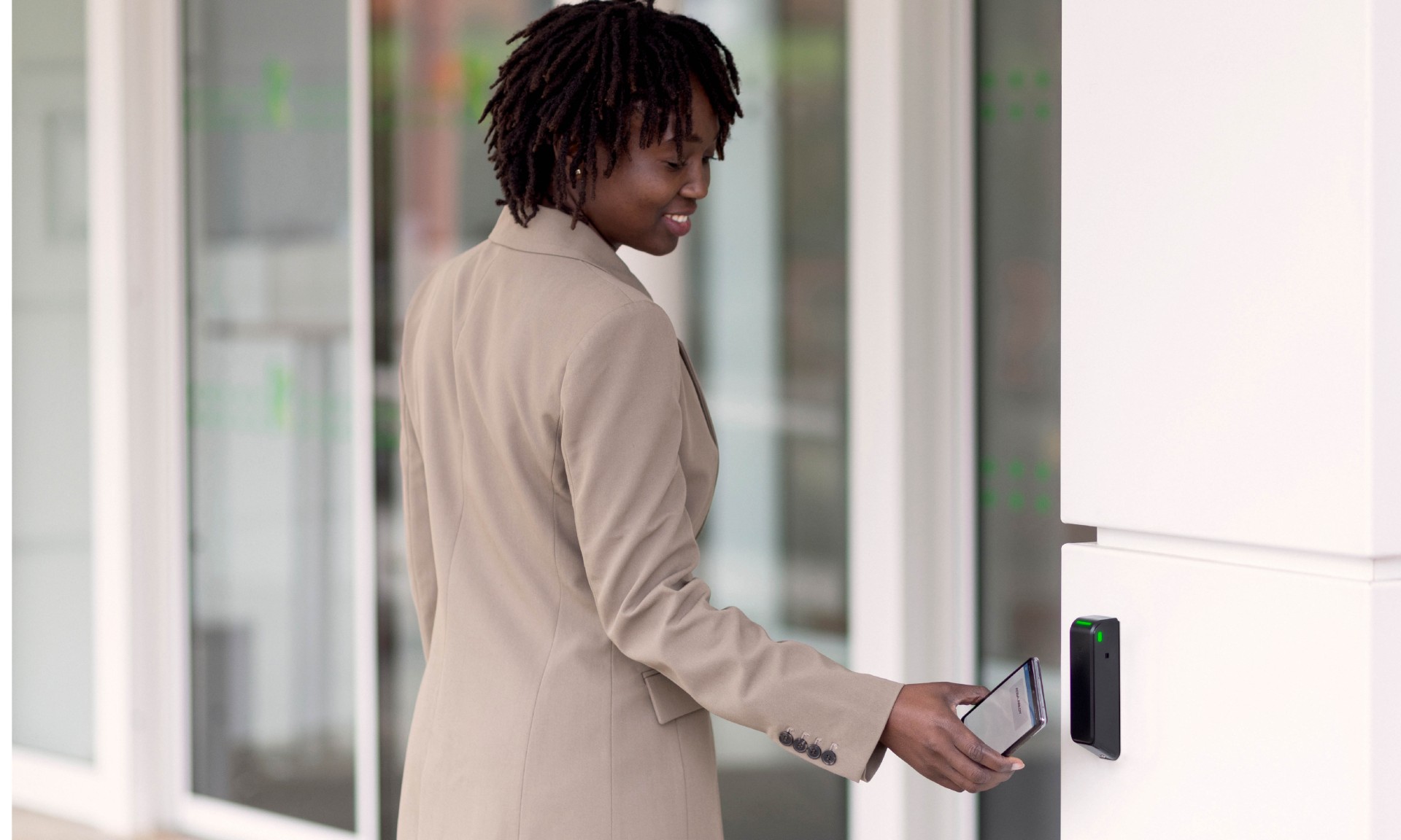 A new generation of reader is added to the Aperio digital access family